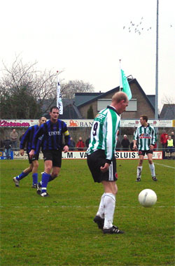Andr&eacute; de Boer kijkt naar de bal (Foto Helmich Lubberts)